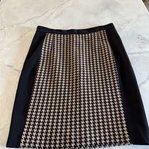 Akris Punto Black and Tan Houndstooth Pencil Skirt